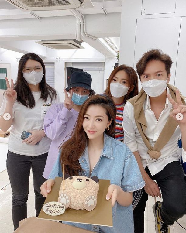 熊黛林|熊黛林提前庆40岁生日，手捧蛋糕娇羞甜笑，嫩白少女肌惹人羡