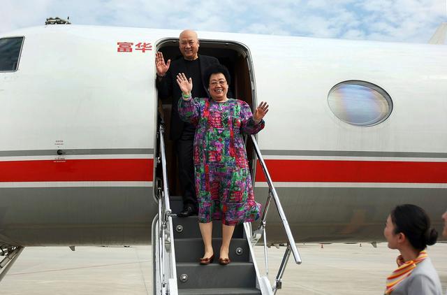 天安门广场|中国女首富往事：高中被迫辍学，嫁小11岁明星，京城开顶级会所