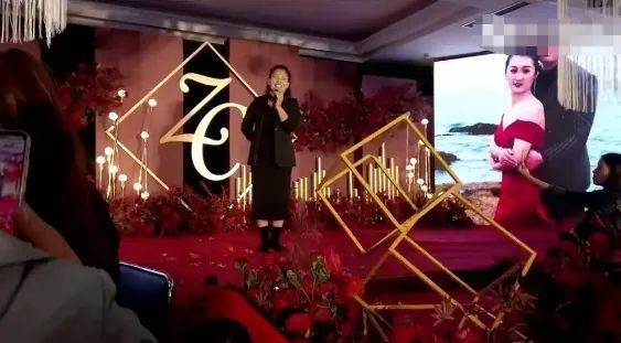 朱之文|大衣哥朱之文儿子结婚！儿媳妇漂亮伶俐，8辆豪车接亲婚礼现场十分奢华