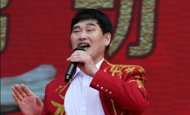 朱之文|大衣哥朱之文儿子结婚！儿媳妇漂亮伶俐，8辆豪车接亲婚礼现场十分奢华