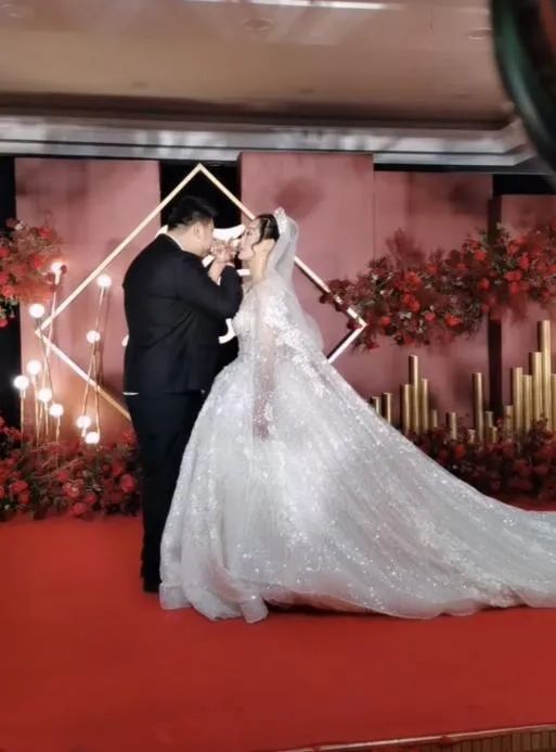 朱之文|大衣哥朱之文儿子结婚！儿媳妇漂亮伶俐，8辆豪车接亲婚礼现场十分奢华