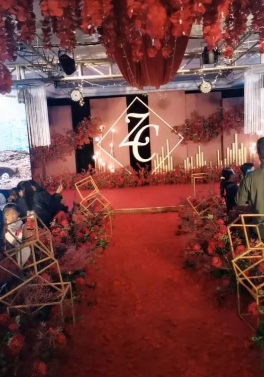 朱之文|大衣哥朱之文儿子结婚！儿媳妇漂亮伶俐，8辆豪车接亲婚礼现场十分奢华