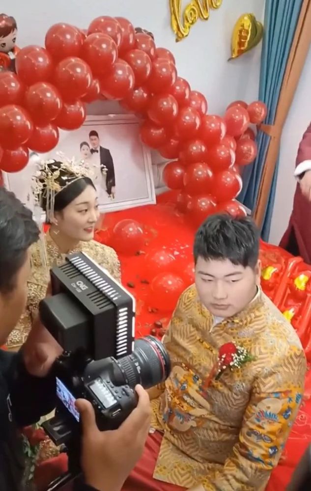 朱之文|大衣哥朱之文儿子结婚！儿媳妇漂亮伶俐，8辆豪车接亲婚礼现场十分奢华