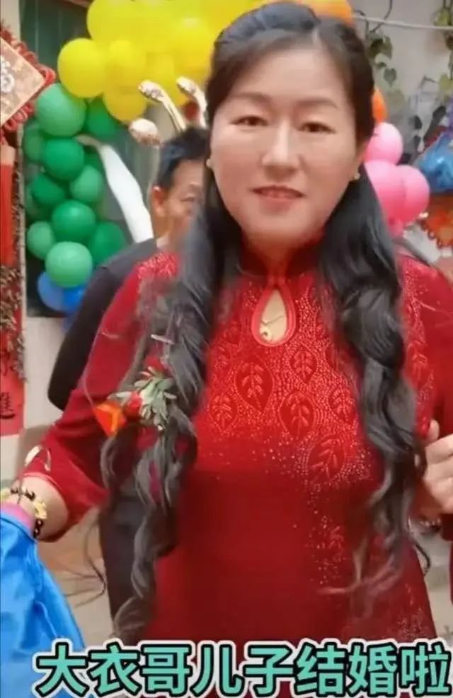 朱之文|大衣哥朱之文儿子结婚！儿媳妇漂亮伶俐，8辆豪车接亲婚礼现场十分奢华