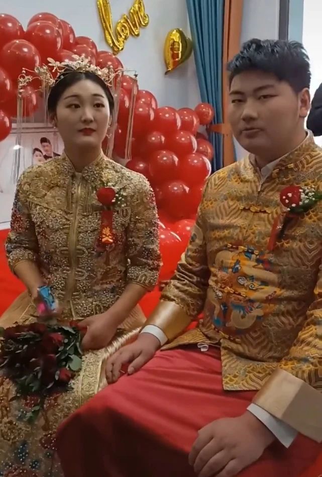 朱之文|大衣哥朱之文儿子结婚！儿媳妇漂亮伶俐，8辆豪车接亲婚礼现场十分奢华