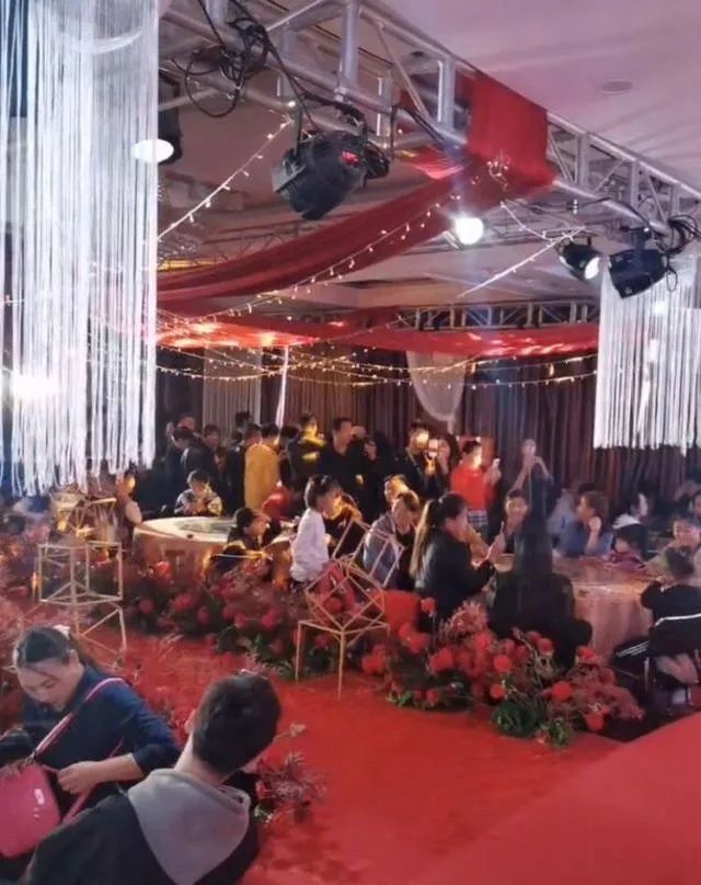 朱之文|大衣哥朱之文儿子结婚！儿媳妇漂亮伶俐，8辆豪车接亲婚礼现场十分奢华