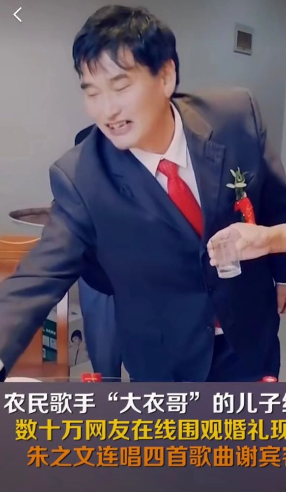 朱之文|大衣哥朱之文儿子结婚！儿媳妇漂亮伶俐，8辆豪车接亲婚礼现场十分奢华