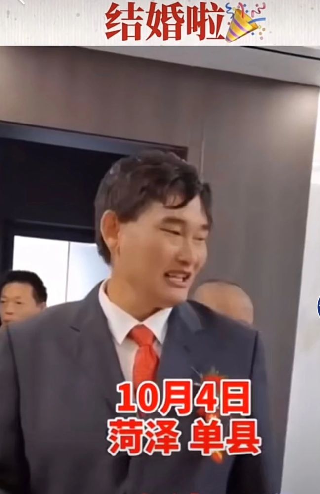 朱之文|大衣哥朱之文儿子结婚！儿媳妇漂亮伶俐，8辆豪车接亲婚礼现场十分奢华