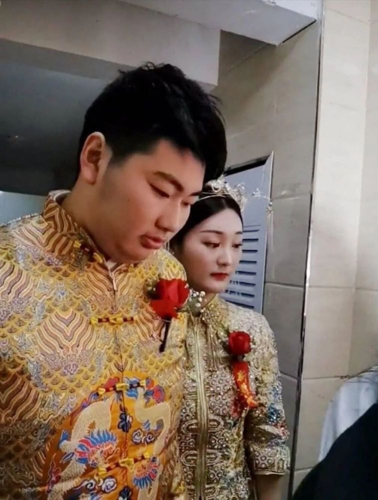 朱之文|大衣哥朱之文儿子结婚！儿媳妇漂亮伶俐，8辆豪车接亲婚礼现场十分奢华