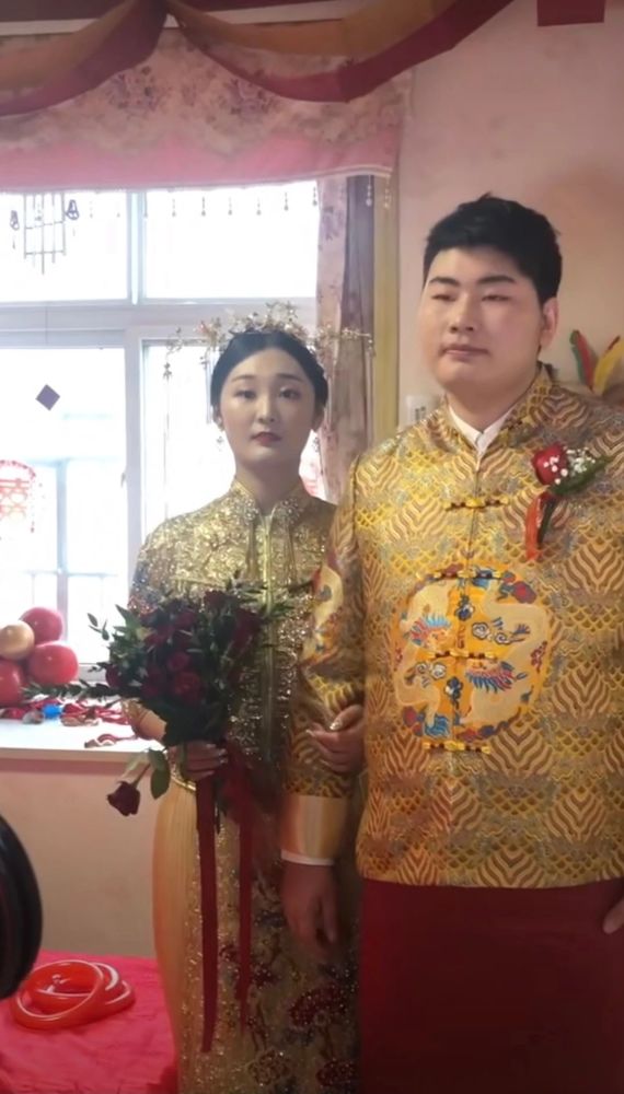 朱之文|大衣哥朱之文儿子结婚！儿媳妇漂亮伶俐，8辆豪车接亲婚礼现场十分奢华