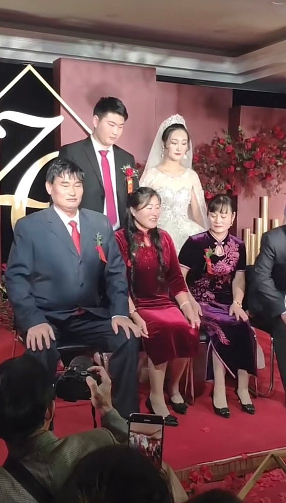 朱之文|大衣哥朱之文儿子结婚！儿媳妇漂亮伶俐，8辆豪车接亲婚礼现场十分奢华