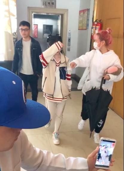 鞠婧祎|鞠婧祎又被嘲耍大牌，同剧组艺人独自出门，她却要一群人打伞遮挡