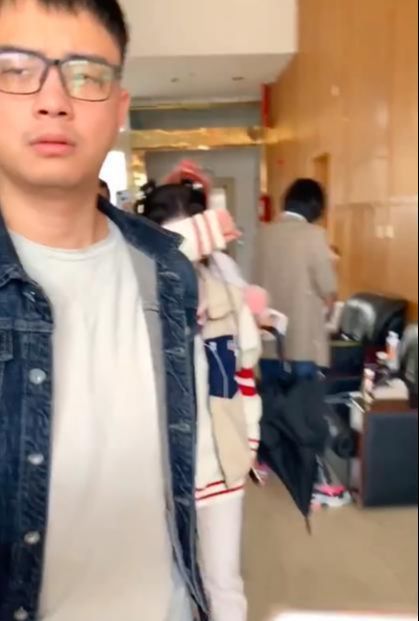 鞠婧祎|鞠婧祎又被嘲耍大牌，同剧组艺人独自出门，她却要一群人打伞遮挡