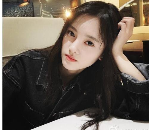 鞠婧祎|鞠婧祎又被嘲耍大牌，同剧组艺人独自出门，她却要一群人打伞遮挡