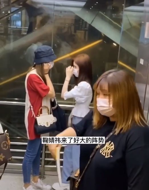 鞠婧祎|鞠婧祎又被嘲耍大牌，同剧组艺人独自出门，她却要一群人打伞遮挡