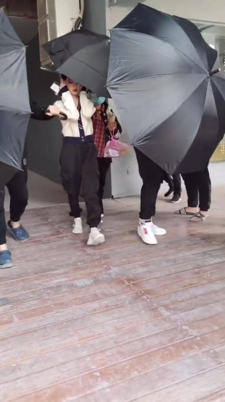 鞠婧祎|鞠婧祎又被嘲耍大牌，同剧组艺人独自出门，她却要一群人打伞遮挡