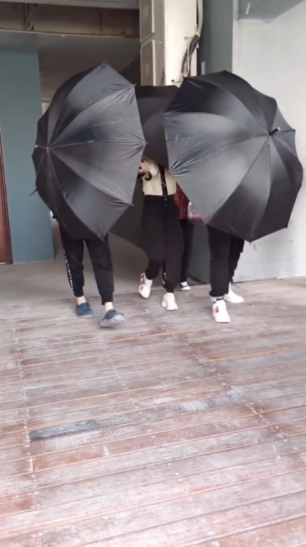 鞠婧祎|鞠婧祎又被嘲耍大牌，同剧组艺人独自出门，她却要一群人打伞遮挡