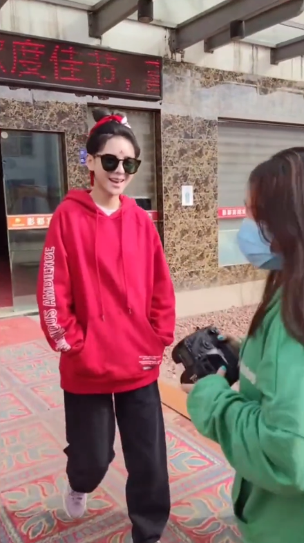 鞠婧祎|鞠婧祎又被嘲耍大牌，同剧组艺人独自出门，她却要一群人打伞遮挡