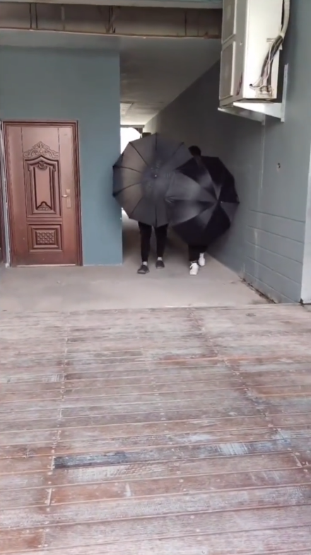 鞠婧祎|鞠婧祎又被嘲耍大牌，同剧组艺人独自出门，她却要一群人打伞遮挡