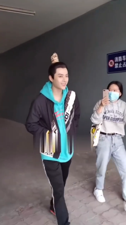 鞠婧祎|鞠婧祎又被嘲耍大牌，同剧组艺人独自出门，她却要一群人打伞遮挡