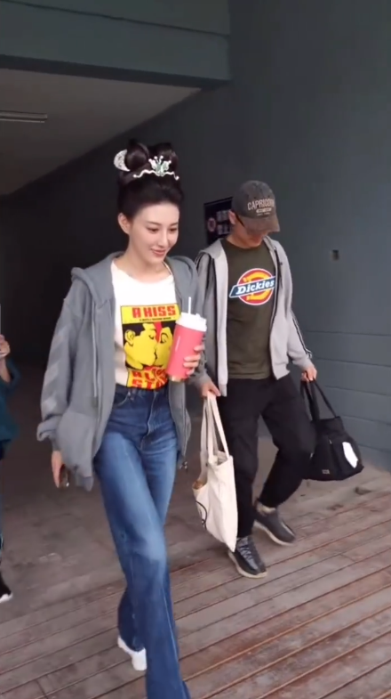 鞠婧祎|鞠婧祎又被嘲耍大牌，同剧组艺人独自出门，她却要一群人打伞遮挡