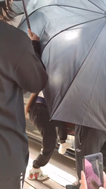 鞠婧祎|鞠婧祎又被嘲耍大牌，同剧组艺人独自出门，她却要一群人打伞遮挡
