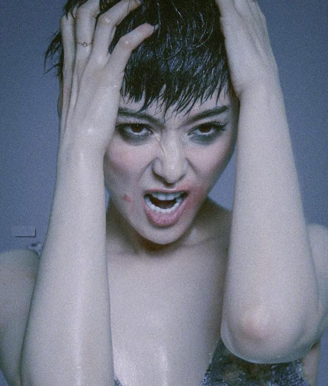 范冰冰|范冰冰登国外封面，短发造型依旧难掩女王气质，复出只是时间问题