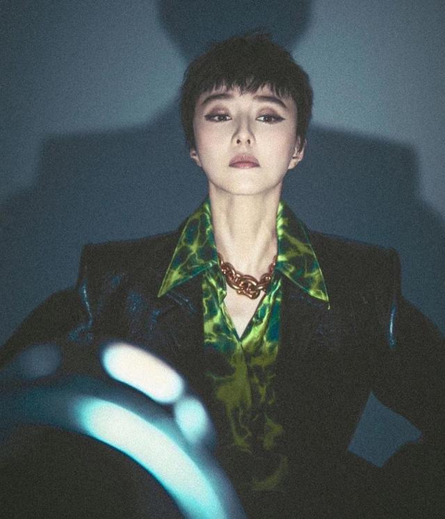 范冰冰|范冰冰登国外封面，短发造型依旧难掩女王气质，复出只是时间问题