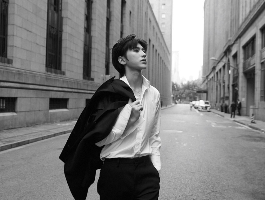 蔡徐坤|被质疑人气不如肖战，蔡徐坤晒街拍帅照，不到一小时人气互动爆表