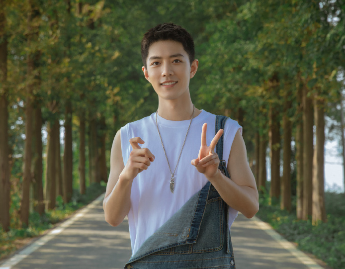 蔡徐坤|被质疑人气不如肖战，蔡徐坤晒街拍帅照，不到一小时人气互动爆表