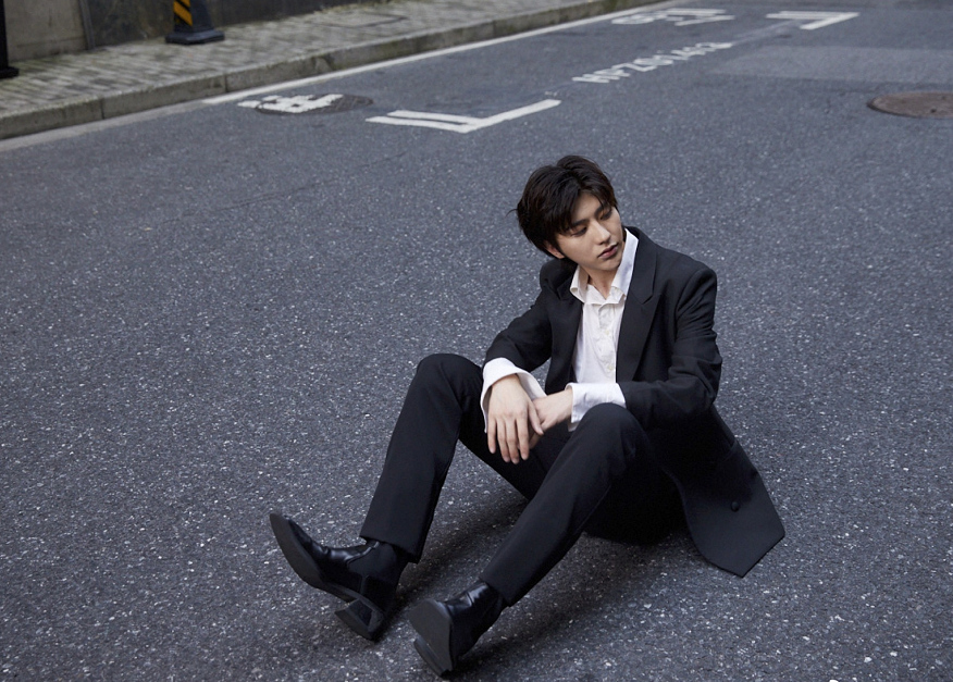 蔡徐坤|被质疑人气不如肖战，蔡徐坤晒街拍帅照，不到一小时人气互动爆表