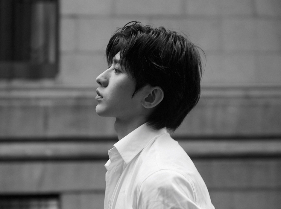 蔡徐坤|被质疑人气不如肖战，蔡徐坤晒街拍帅照，不到一小时人气互动爆表