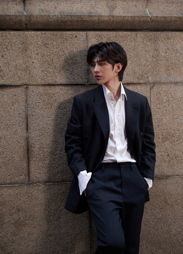 蔡徐坤|被质疑人气不如肖战，蔡徐坤晒街拍帅照，不到一小时人气互动爆表