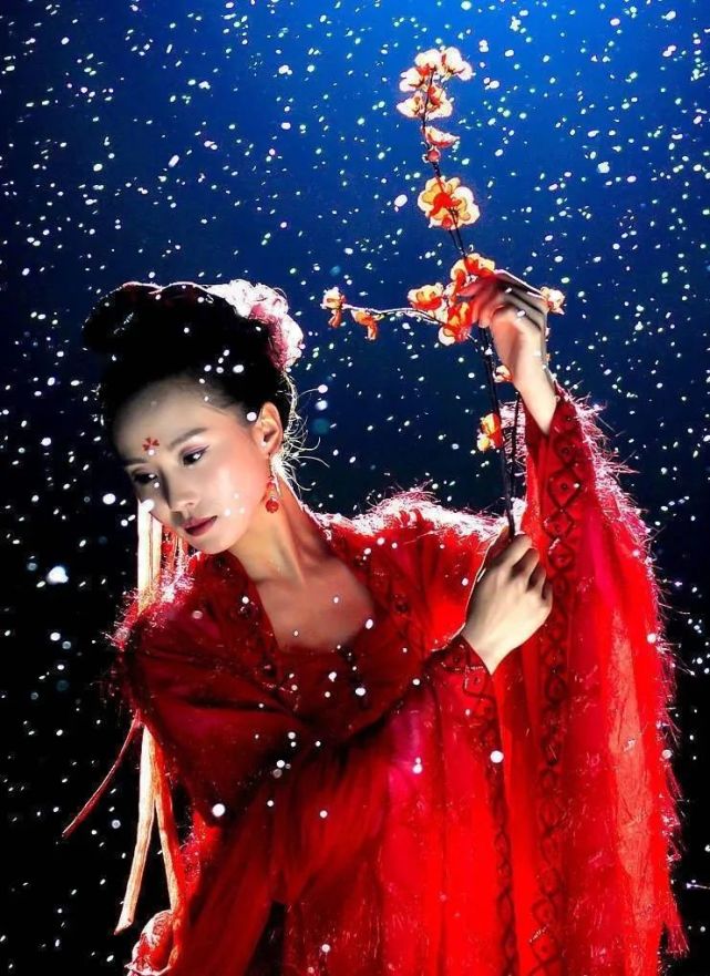 女星红衣古装照盘点:赵露思飒爽,杨超越英气,郑爽显病态