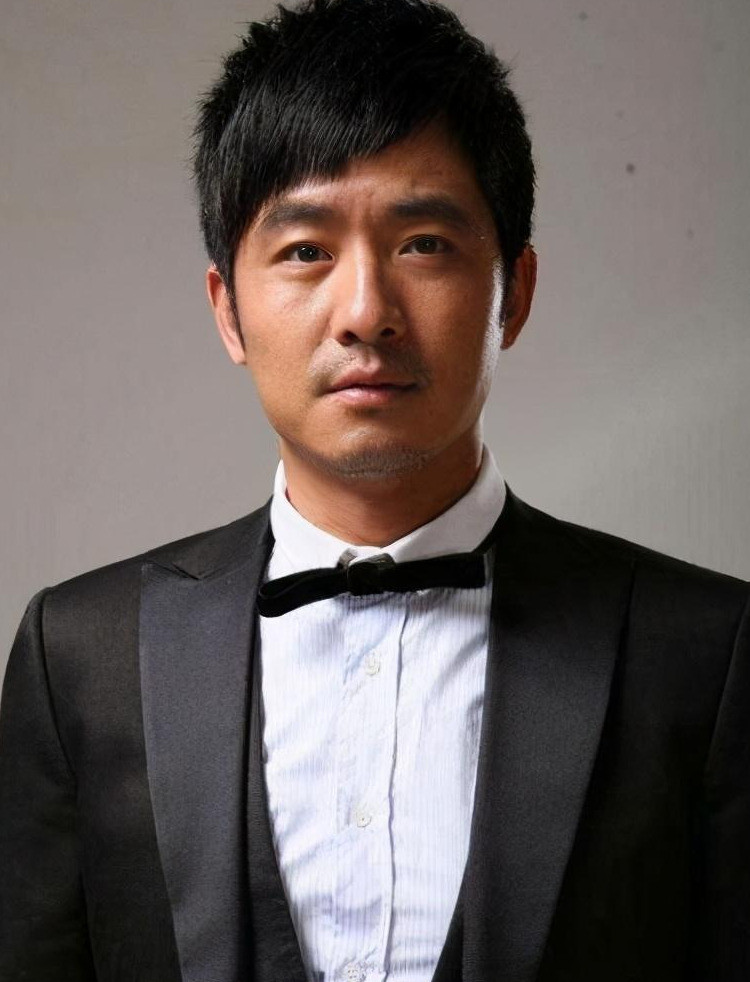 郭晓冬回村收秋,一身名牌下地干活被质疑作秀,一波操作实力回怼_腾讯