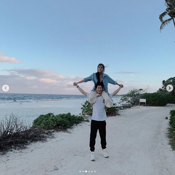 何超莲|何超莲与男友演绎游客照，热恋情侣假期一路撒糖，窦骁已现幸福肥