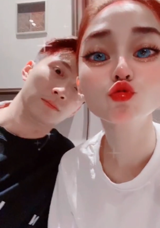 何超莲|何超莲与男友演绎游客照，热恋情侣假期一路撒糖，窦骁已现幸福肥