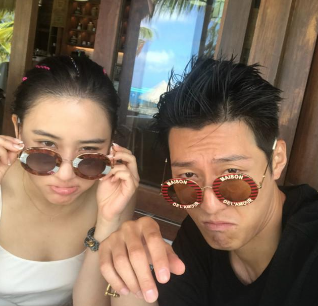 何超莲|何超莲与男友演绎游客照，热恋情侣假期一路撒糖，窦骁已现幸福肥