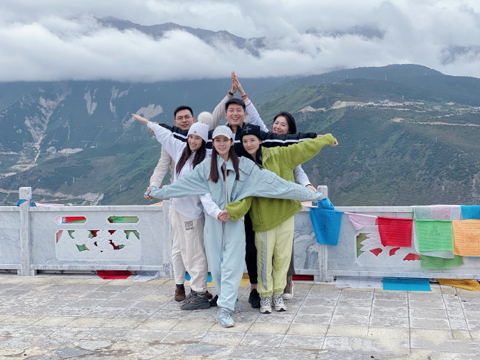 何超莲|何超莲与男友演绎游客照，热恋情侣假期一路撒糖，窦骁已现幸福肥