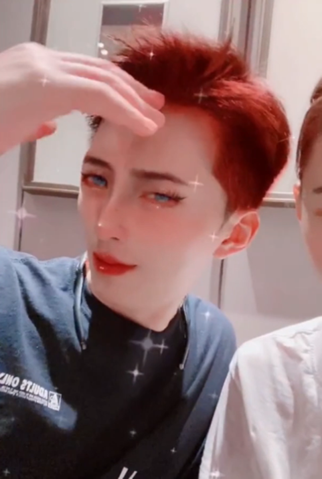 何超莲|何超莲与男友演绎游客照，热恋情侣假期一路撒糖，窦骁已现幸福肥