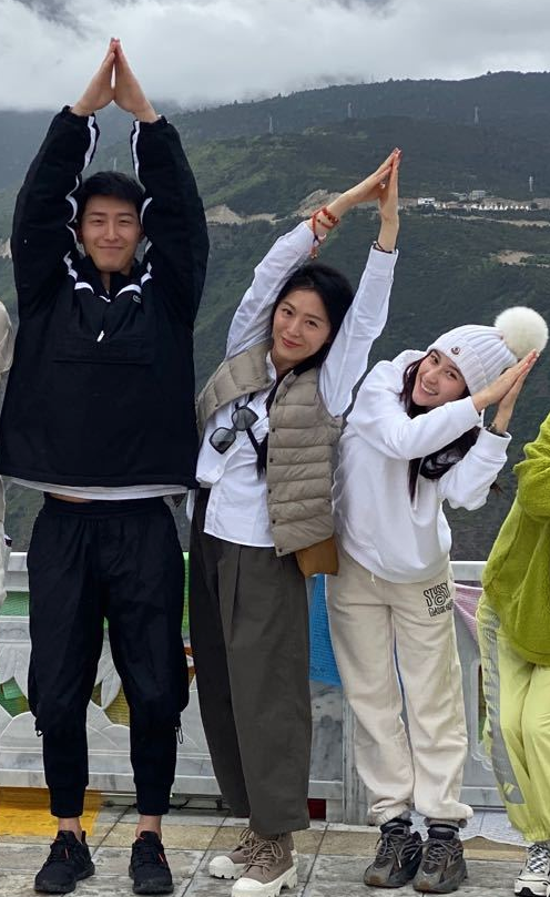 何超莲|何超莲与男友演绎游客照，热恋情侣假期一路撒糖，窦骁已现幸福肥