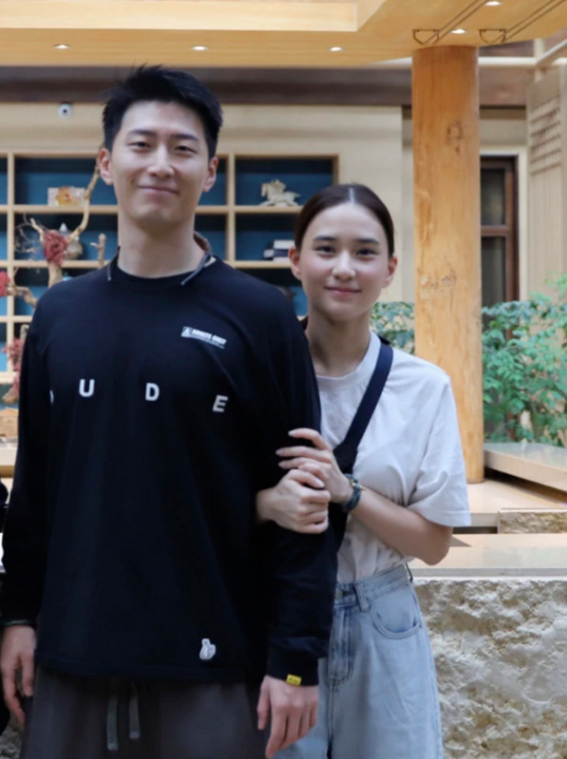 何超莲|何超莲与男友演绎游客照，热恋情侣假期一路撒糖，窦骁已现幸福肥