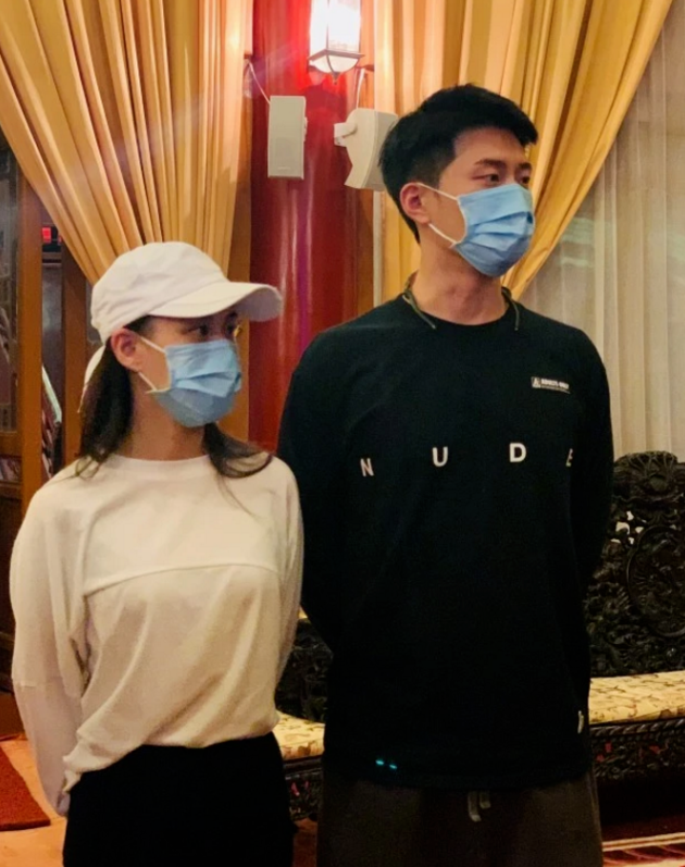 何超莲|何超莲与男友演绎游客照，热恋情侣假期一路撒糖，窦骁已现幸福肥