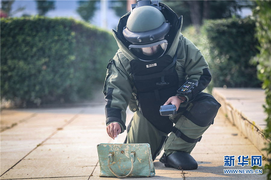 防爆特警的国庆节假期坚守岗位是为了保证大家的安全