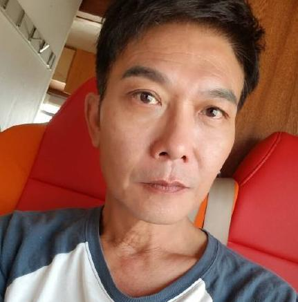 57岁钱小豪近照,拍新戏男扮女装,脖子褶皱横生老态明显