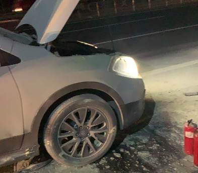 消防员|私家车冒火苗 公交驾驶员秒变消防员