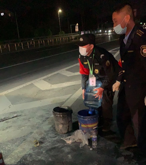 消防员|私家车冒火苗 公交驾驶员秒变消防员