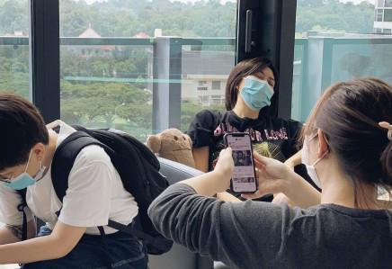孙燕姿|素人坐高铁撞脸孙燕姿，本尊搞笑cos素人睡姿辟谣：我真的没搭高铁