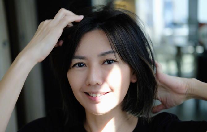 孙燕姿|素人坐高铁撞脸孙燕姿，本尊搞笑cos素人睡姿辟谣：我真的没搭高铁
