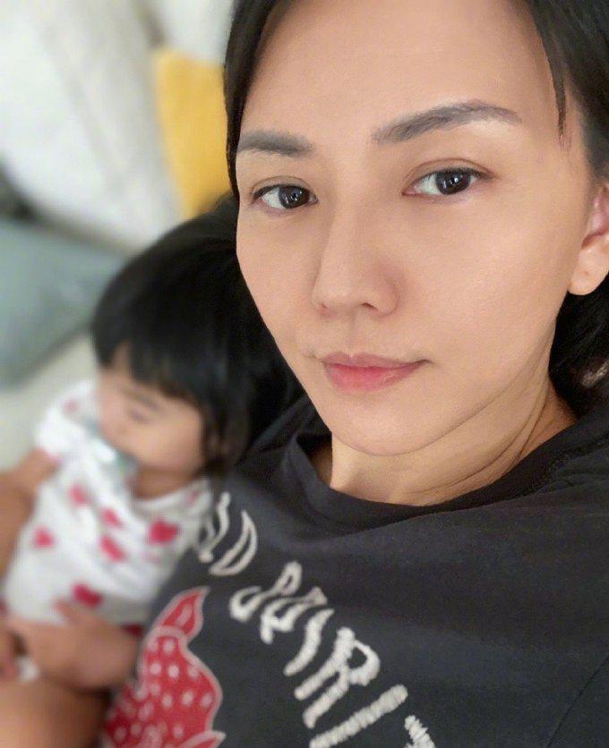 孙燕姿|素人坐高铁撞脸孙燕姿，本尊搞笑cos素人睡姿辟谣：我真的没搭高铁